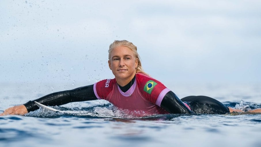 Tatiana Weston-Webb avança à semi no surfe