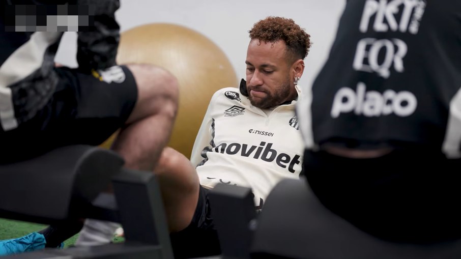 Neymar treina com companheiros no CT do Santos