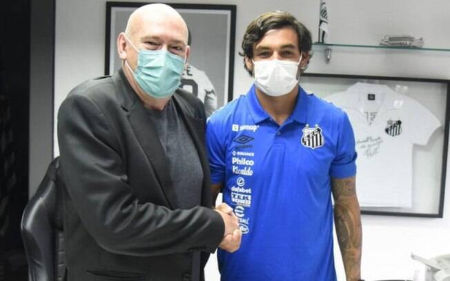 Santos anuncia a contratação do meia Ricardo Goulart