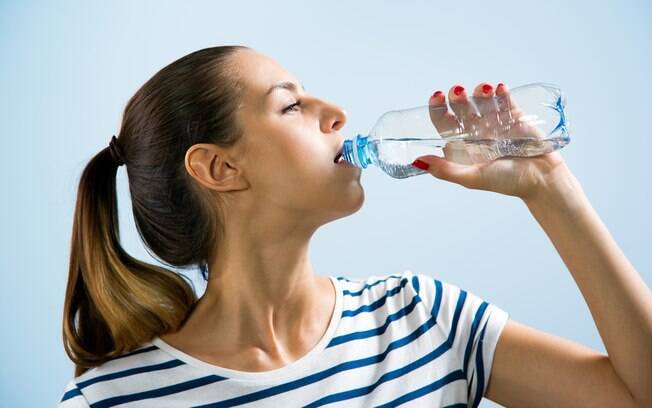 Beber água pode ajudar na dieta