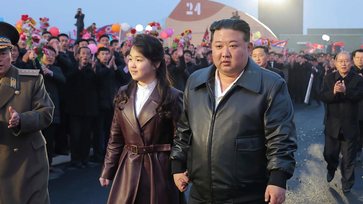 Analistas acreditam que a filha de Kim Jong Un seja a próxima líder da Coreia do Norte Analistas acreditam que a filha de Kim Jong Un seja a próxima líder da Coreia do Norte