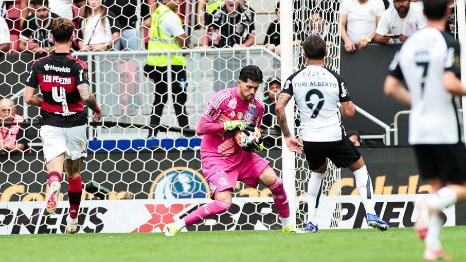 Rossi, do Flamengo, defende chute do Corinthians na Supercopa