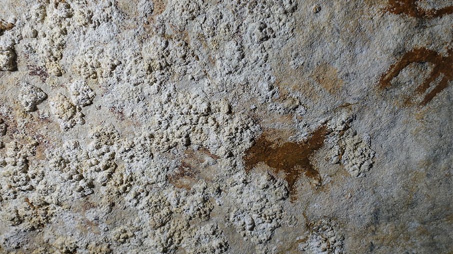 Arte rupestre em caverna de Sulawesi, na Indonésia