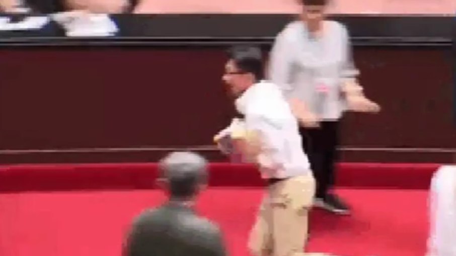 Deputado de Taiwan fugiu com o projeto de lei
