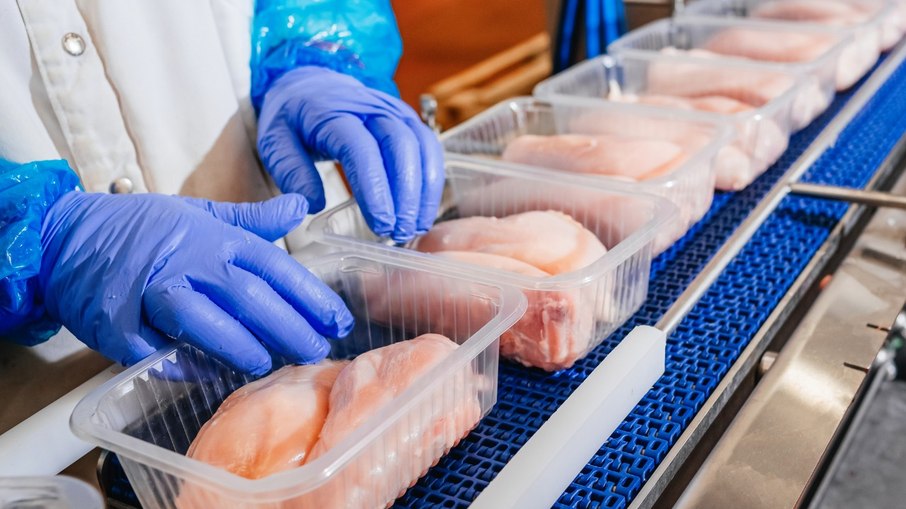 Frigorífico em ES fazia funcionários trabalharem mais de 10h diárias