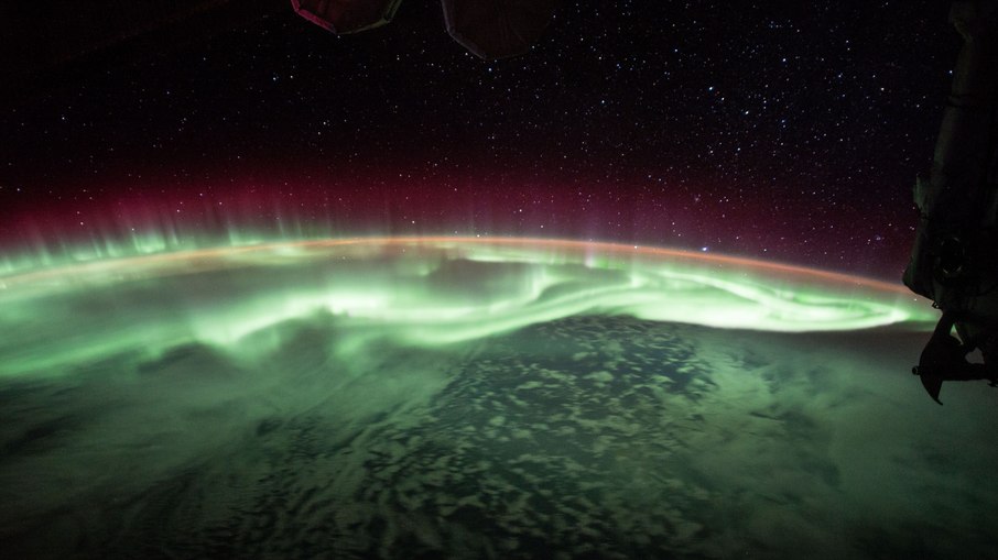 Aurora boreal registrada da Estação Espacial Internacional em 25 de junho de 2017, sobre a região ao sul e leste da Austrália Aurora boreal registrada da Estação Espacial Internacional em 25 de junho de 2017, sobre a região ao sul e leste da Austrália