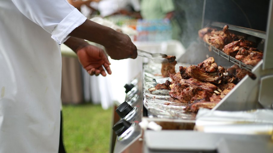 Dez pessoas contraem parasita raro nos EUA ao comerem churrasco de carne de urso