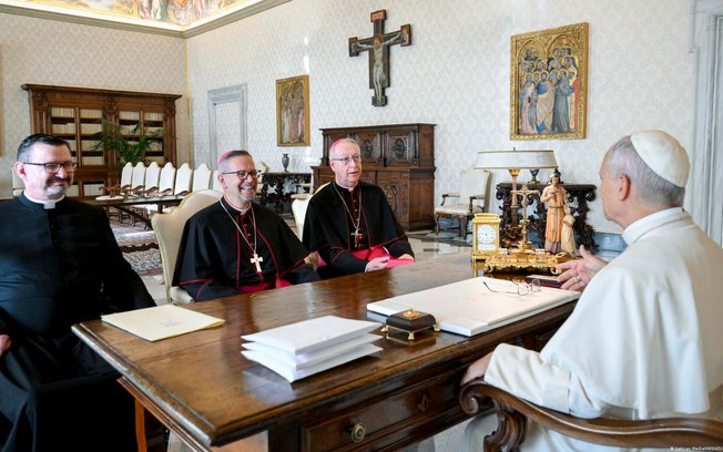 O papa Leão 14 recebendo bispos canadenses no Vaticano O papa Leão 14 recebendo bispos canadenses no Vaticano