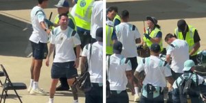 Messi dá gargalhada após revista em aeroporto flagrar acendedor