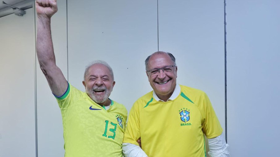 Lula e Geraldo Alckmin comemoram a vitória do Brasil