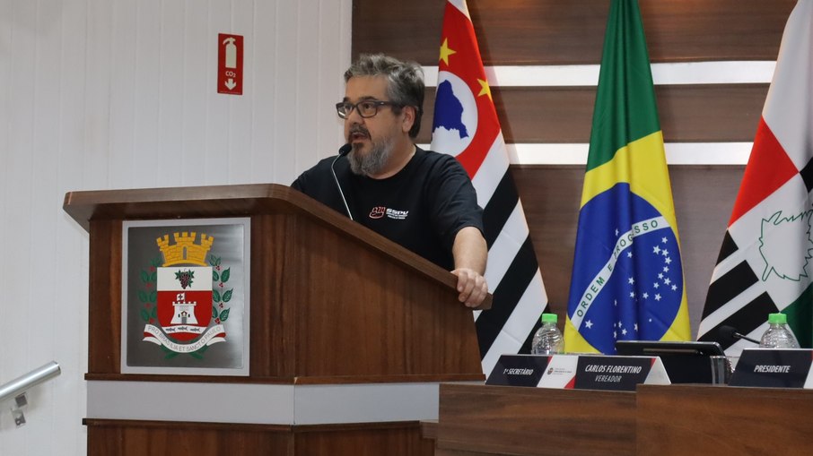 Maurício Sanches, presidente do Sindicato dos Servidores Públicos de Vinhedo, durante uso da Tribuna Livre na Câmara Municipal Maurício Sanches, presidente do Sindicato dos Servidores Públicos de Vinhedo, durante uso da Tribuna Livre na Câmara Municipal