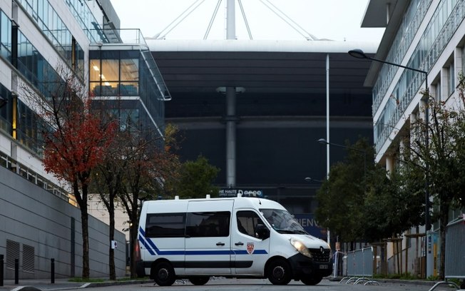 Uma van da polícia em frente ao Stade de France, em 13 de novembro de 2024