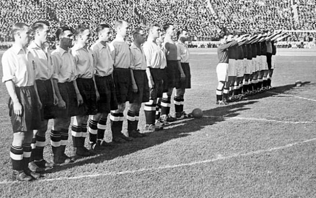 Ingleses e alemães em jogo amistoso de 1938. A saudação nazista era obrigatória aos germânicos