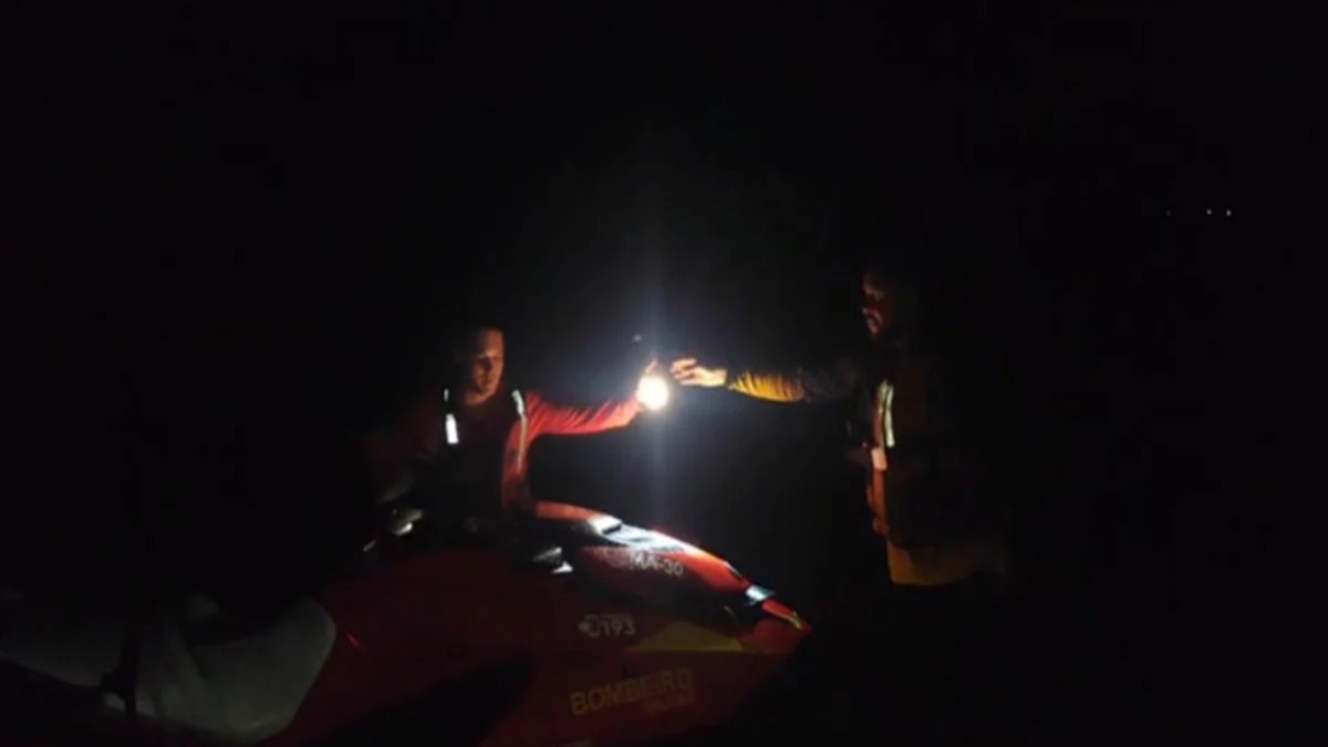 Bombeiros resgatam vítimas de acidente em lago de Buriti Alegre Bombeiros resgatam vítimas de acidente em lago de Buriti Alegre