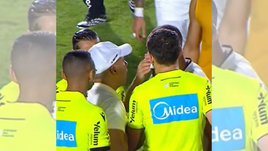 Arthur Cabral cobrindo a boca ao discutir com Jair Ventura Arthur Cabral cobrindo a boca ao discutir com Jair Ventura