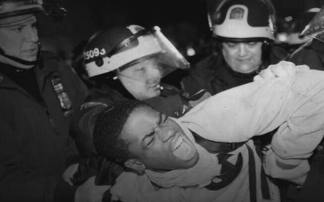 O documentário aborda questões como racismo e violência policial