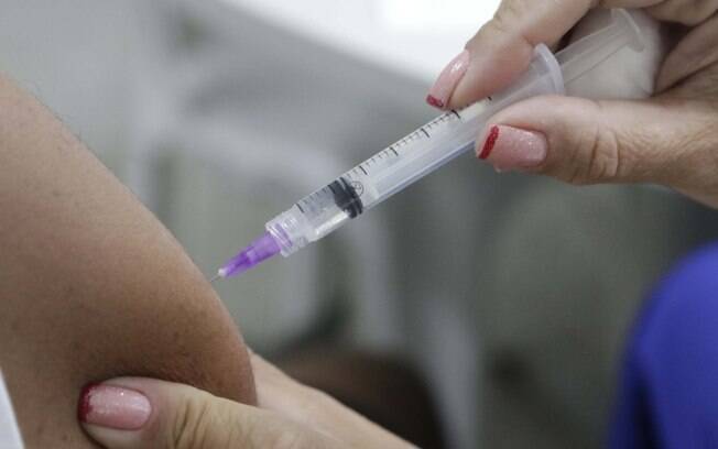 Quase 55% dos brasileiros estão com esquema vacinal completo