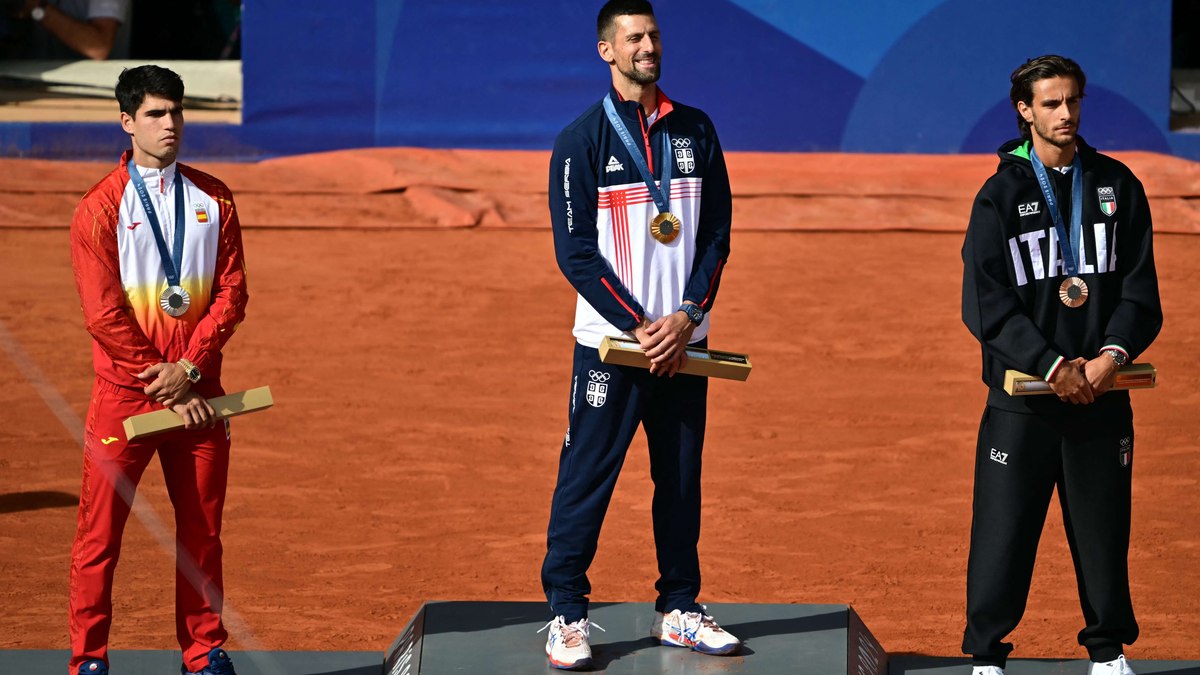 Djokovic foi medalha de ouro, Alcaraz ficou com a prata e Lorenzo Musetti com o bronze