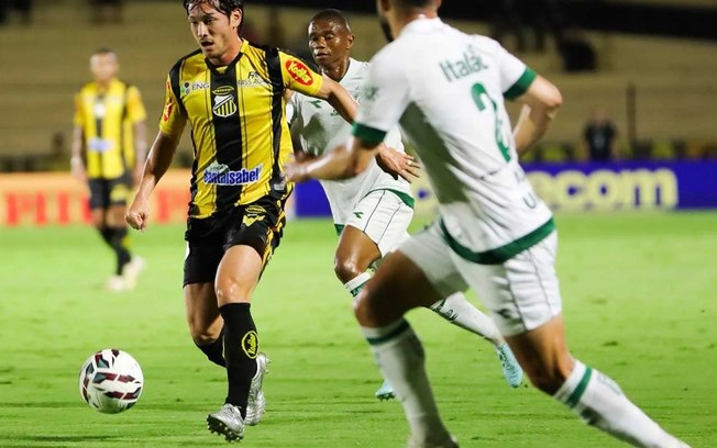  Rômulo e Reidinei festejam gol do Novorizontino diante do Goiás