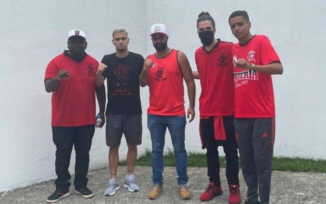 Andreas Pereira recebe apoio de organizada do Flamengo em chegada ao Ninho do Urubu
