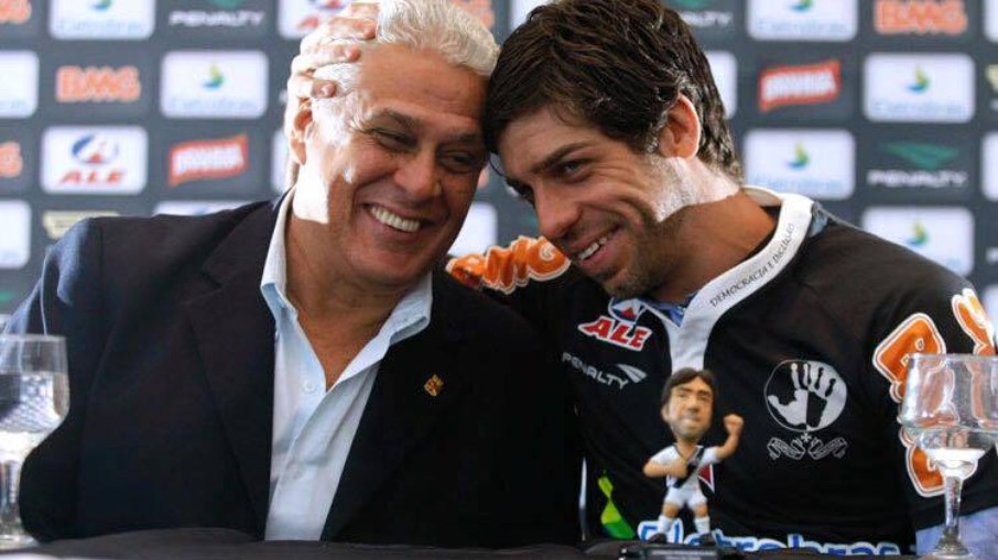 Velório de Roberto Dinamite está sendo realizado no gramado de São Januário Velório de Roberto Dinamite está sendo realizado no gramado de São Januário