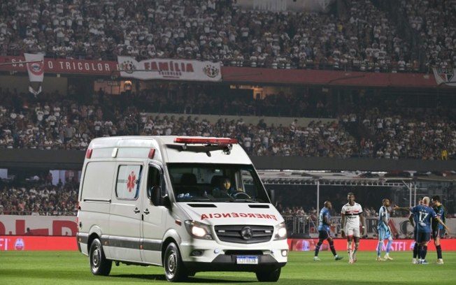 O defensor do Nacional do Uruguai, Juan Manuel Izquierdo, é transferido em ambulância após desmaiar na partida contra o São Paulo pelas oitavas de final da Copa Libertadores da América