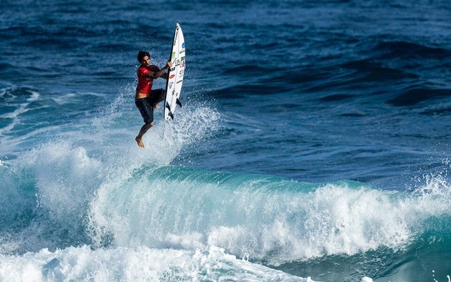 Surfe Brasileiro em Paris: Medina e Chianca avançam