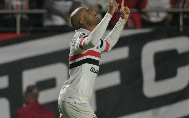 Lucas Moura celebra o seu gol, o primeiro do São Paulo sobre o Talleres