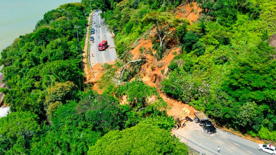 Rodovia Rio-Santos (BR-101)interditada por deslizamento de terra, em fevereiro de 2023 Rodovia Rio-Santos (BR-101)interditada por deslizamento de terra, em fevereiro de 2023