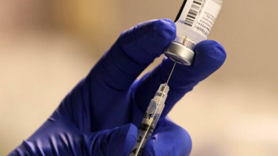 Vacinação com imunizante de Oxford começa no Brasil