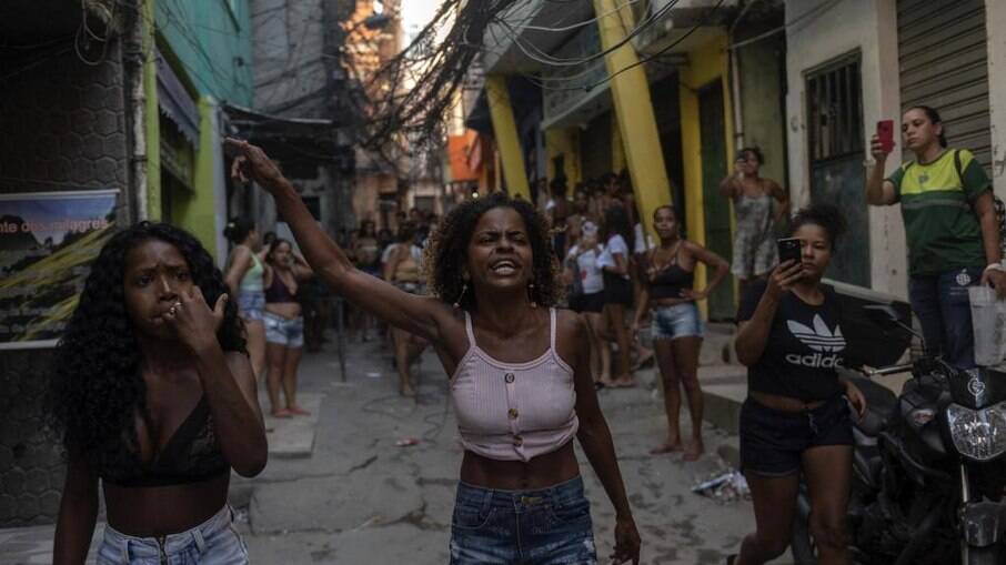 Moradores do bairro do Jacarezinho durante protesto