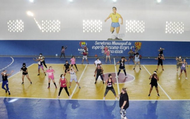 Atividade física em forma de dança, aulas de zumba são oferecidas a população de cidade do Rio
