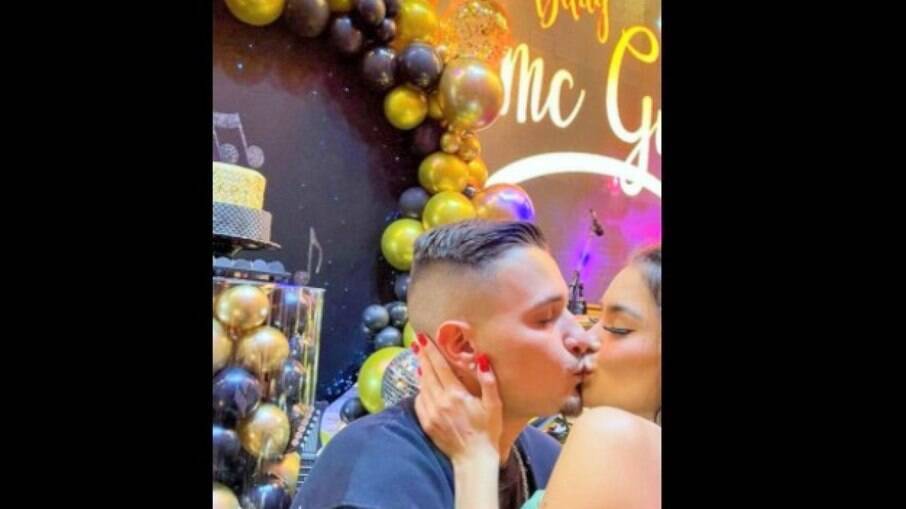 MC Gui beija a namorada, Beatriz Michele, em festa de 23 anos