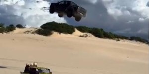 Motorista desafia gravidade e faz manobra de risco em praia do CE
