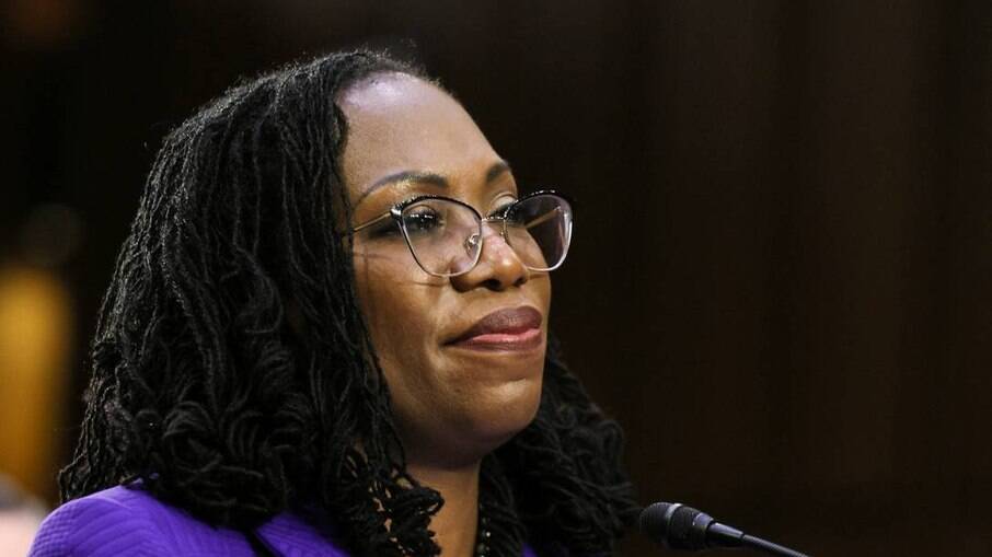 Ketanji Brown Jackson se torna a primeira mulher negra a integrar a Suprema Corte nos EUA