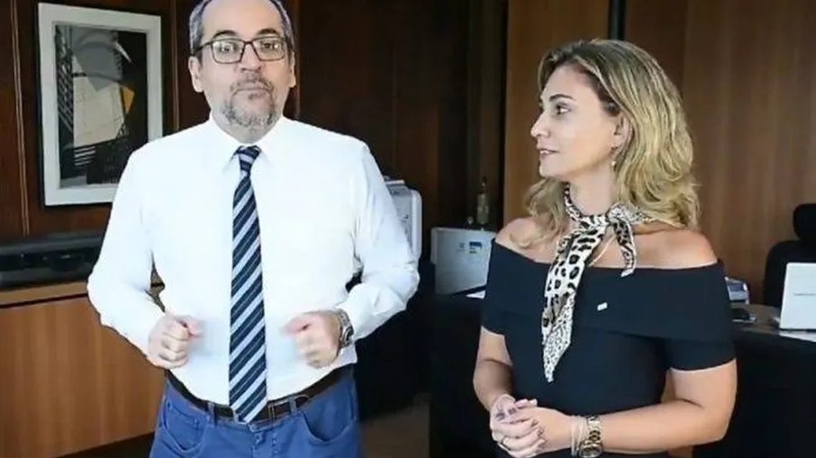 Karine Silva dos Santos ao lado do ex-ministro bolsonarista Abraham Weintraub