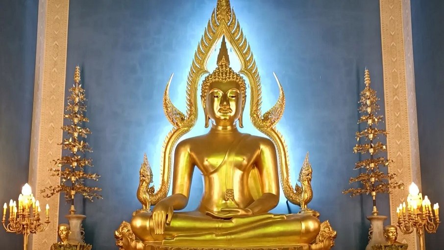 Buda em estilo Sukhothai iluminado em azul no Templo de Mármore, em Bangkok, na Tailândia