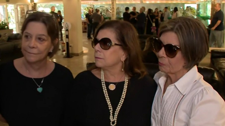 Tânia, Nancy e Sandra, filhas de Palmirinha, em velório