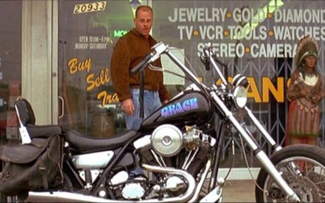 Bruce Willys de olho na Grace, em “Pulp Fiction”. Note o carburador duplo da Harley