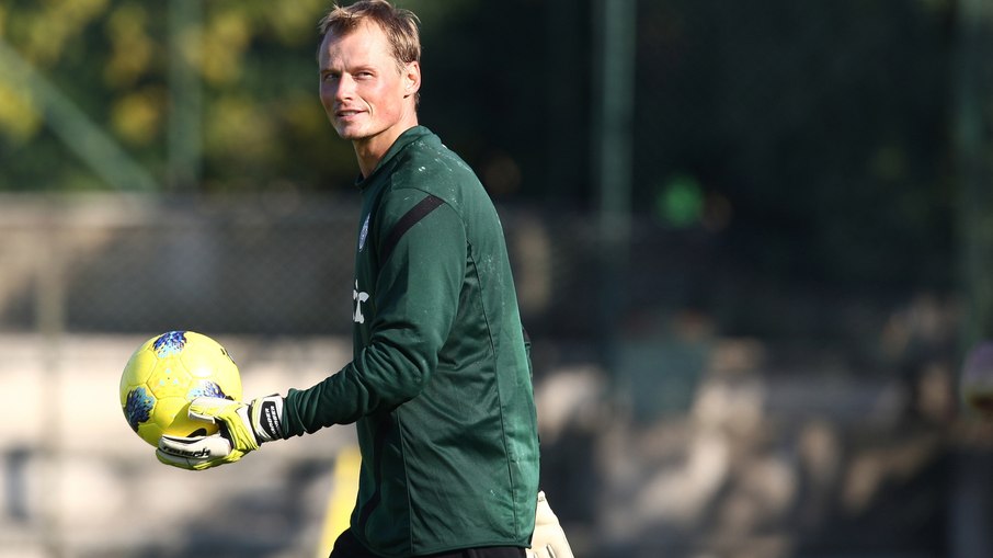 Alex Manninger, goleiro ex-Arsenal morreu após trem arrastar carro 