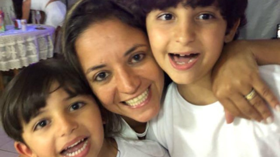 Adriana Serra Moreira Lima, farmacêutica e empreendedora, mãe de Eduardo Serra Moreira Lima, de 12 anos, e Thiago Serra Moreira Lima, de 8