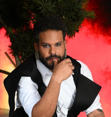 Colunista do iG, Luiz Cantú é natural de Madureira, subúrbio da zona norte do Rio de Janeiro. É doutor em Biologia e influenciador digital. Bilíngue e apaixonado por ciência, moda e beleza, atuou por 14 anos na ciência e mais de 10 anos na tradução para estúdios de dublagem no Brasil, experiência que contribuiu para desenvolver sua comunicação clara e precisa, marca registrada também no ambiente online. Conquistou um público fiel com sua didática e conteúdos estratégicos sobre maquiagem e cuidados com a pele, reunindo hoje mais de 25 mil seguidores nas redes sociais. No mercado corporativo, é consultor de desenvolvimento de produtos da Boca Rosa Beauty, com o primeiro item dessa parceria lançado  em agosto de 2025.