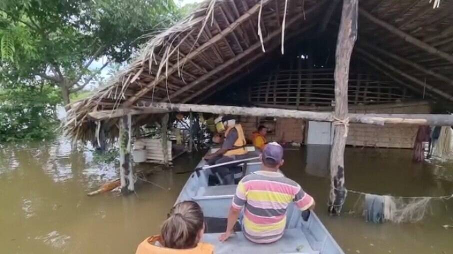 Nível do rio Tocantins continua subindo e 3 mil famílias são afetadas