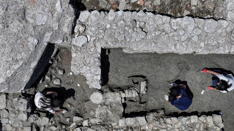 Igreja de 1700 anos foi encontrada totalmente submersa em lago