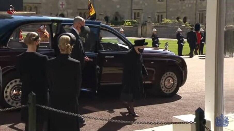Rainha Elizabeth II chega ao enterro do marido