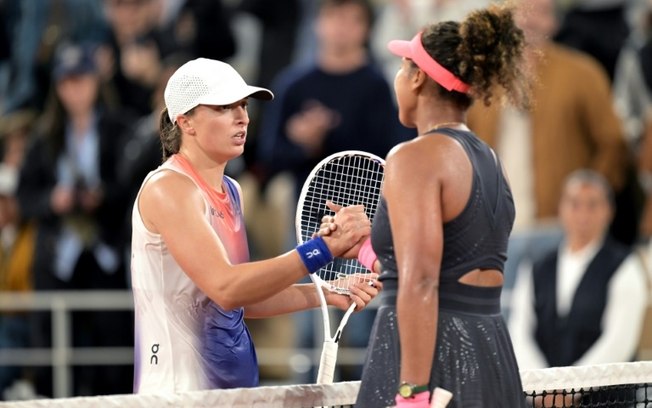 Iga Swiatek (E) cumprimenta Naomi Osaka (D) após duelo pela segunda rodada de Roland Garros, disputado nesta quarta-feira, na quadra Philippe Chatrier