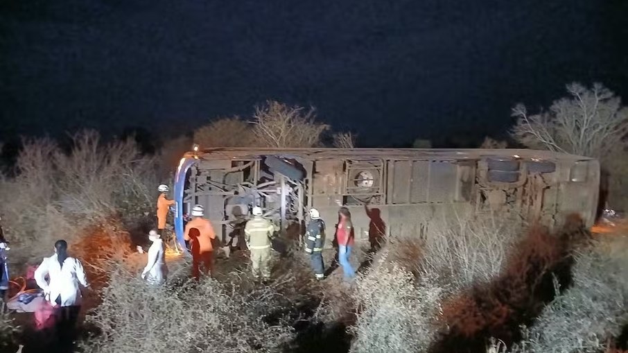 Ônibus tombou na BR-122, em Iraquara, na Bahia Ônibus tombou na BR-122, em Iraquara, na Bahia