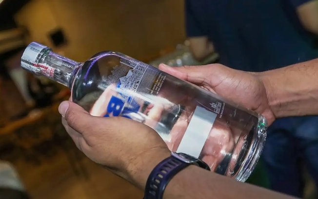 Intoxicado por metanol recebe alta após tratamento emergencial com vodca russa Intoxicado por metanol recebe alta após tratamento emergencial com vodca russa