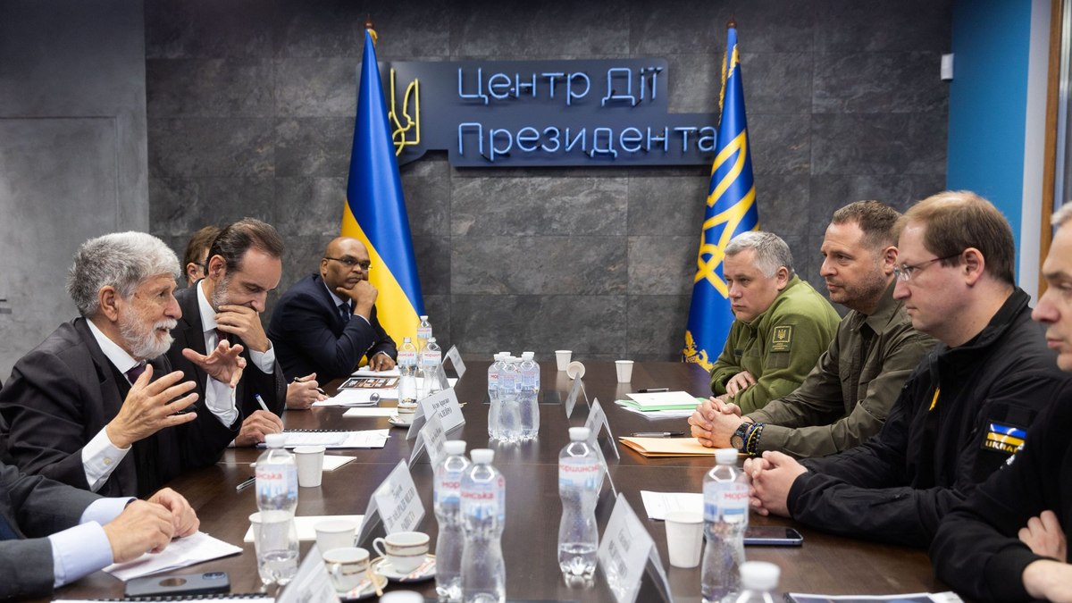 Por instrução do presidente da Ucrânia, Volodymyr Zelenskyy, o chefe do Gabinete da Presidência, Andriy Yermak, participou de um briefing de segurança para uma delegação do Brasil chefiada pelo assessor-chefe do presidente da República Federativa do Brasil, Celso Amorim