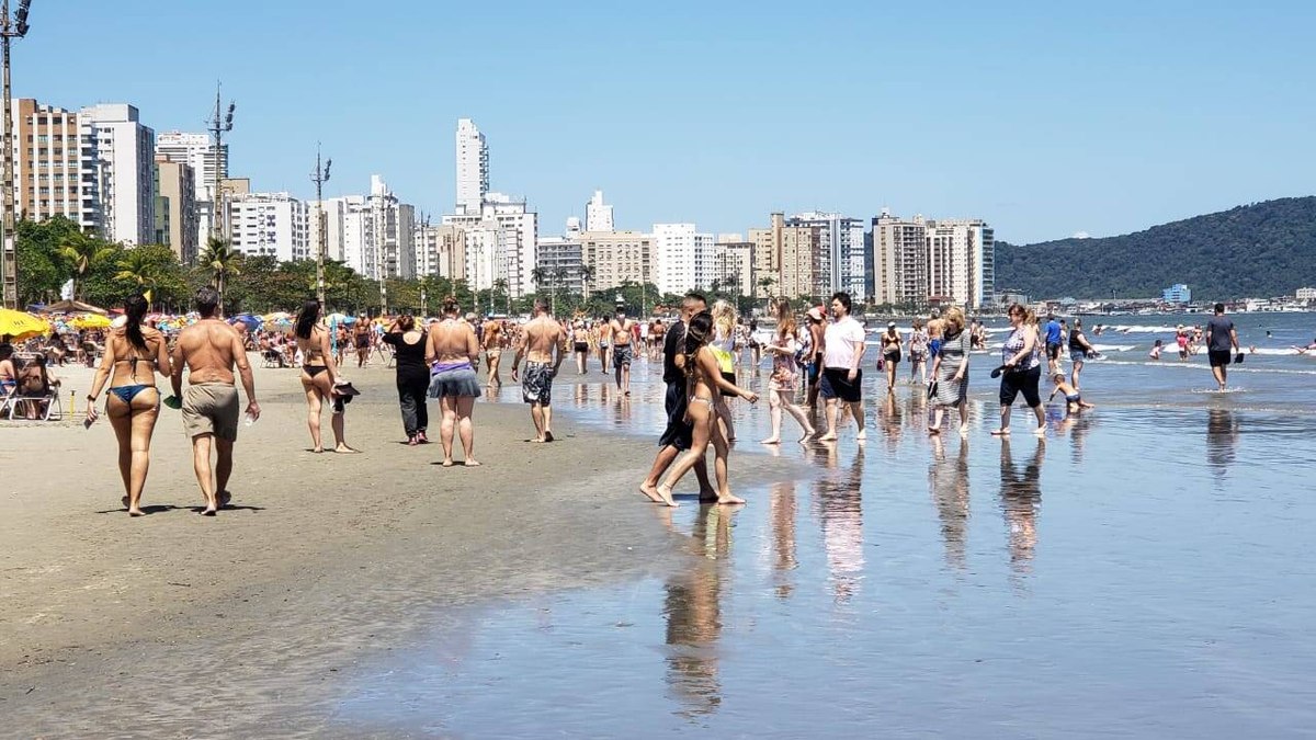 Praia é usada para a prática de esporte além do banho de mar